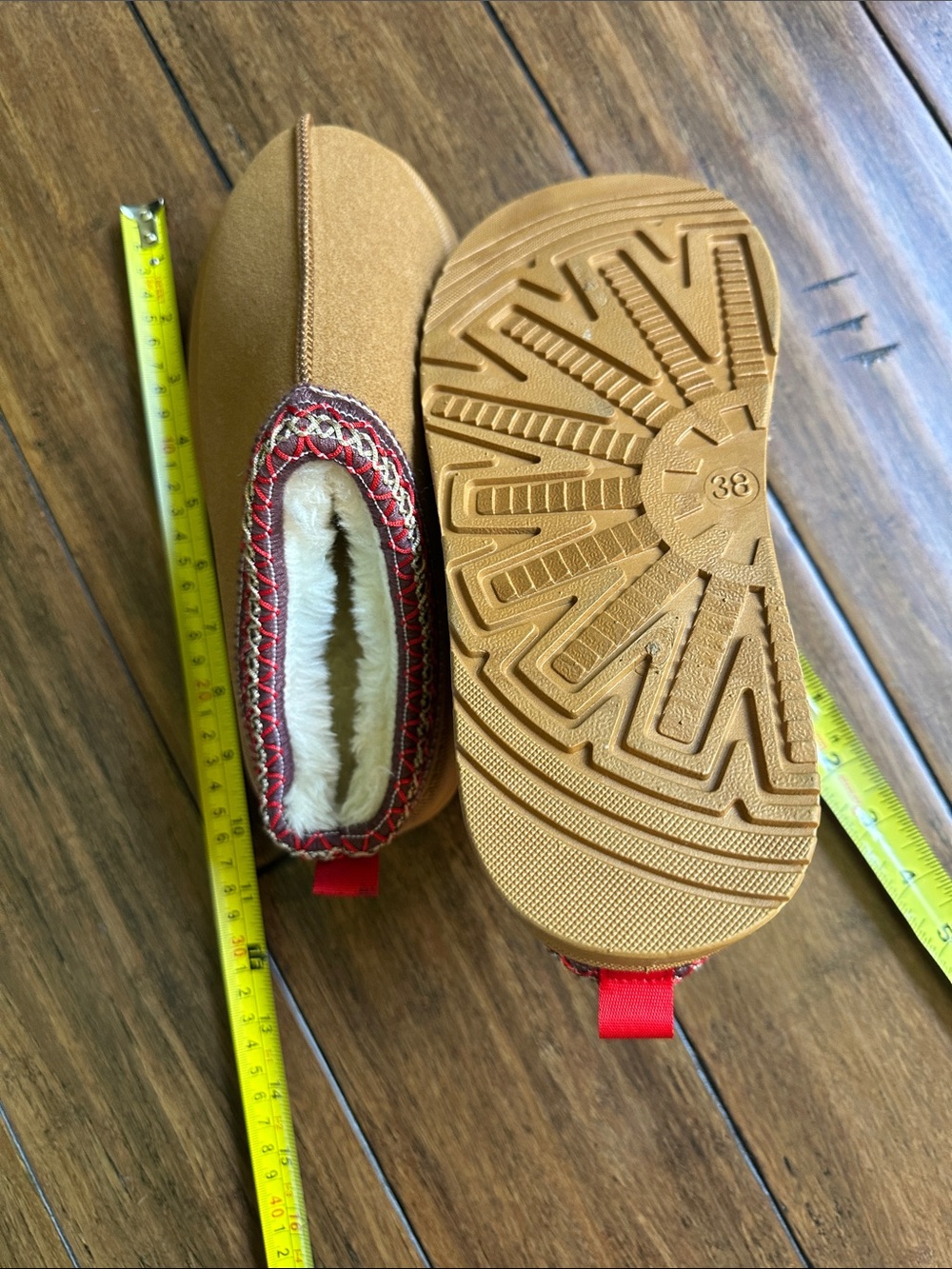 Women’s Cozy Tan Fleece-Lined Slippers